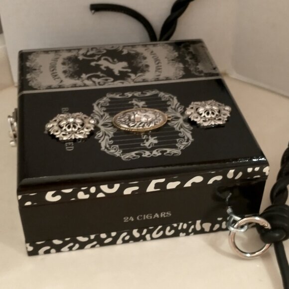 Suenos de Saundra Upcycled Black/Silver Unforsaken Cigar Box Shoulder Purse - Picture 9 of 13
